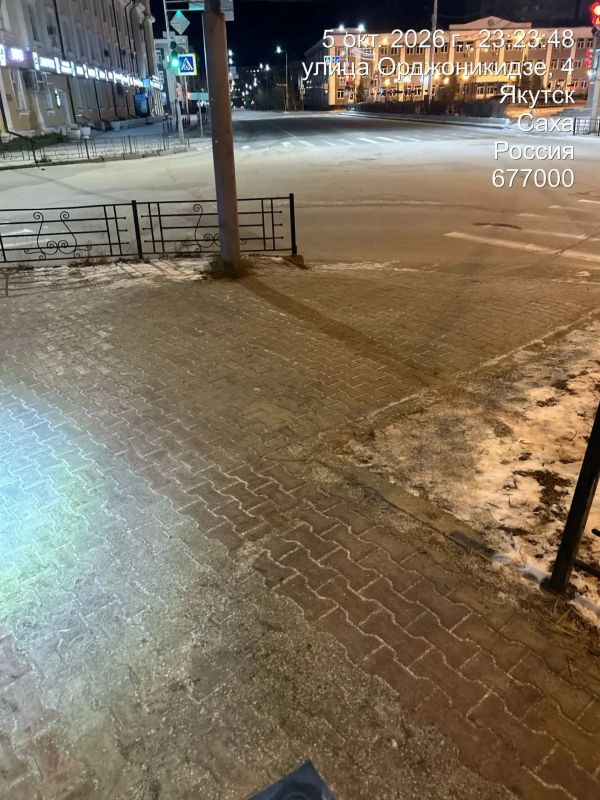 Управа всю ночь убирала снег и гололёд на тротуарах Управа всю ночь убирала снег и гололёд на тротуарах