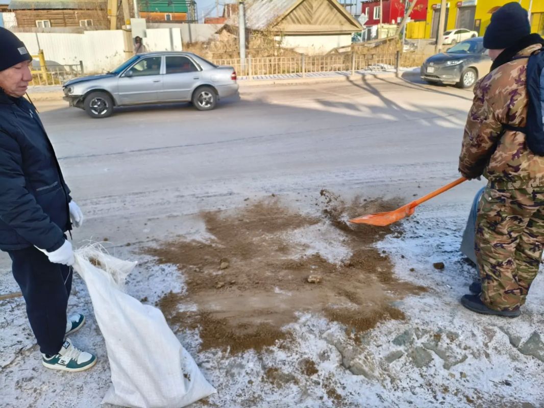 Продолжаются работы по обработке пешеходных зон противогололедными материалами Продолжаются работы по обработке пешеходных зон противогололедными материалами