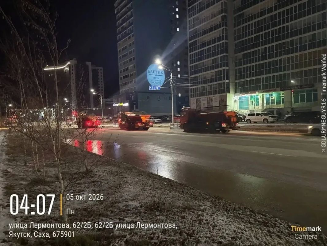 Кадры ночных работ подметально-уборочных машин Кадры ночных работ подметально-уборочных машин