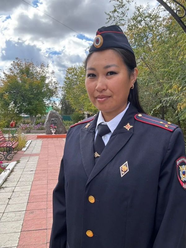 «Хулиганы млеют перед хрупкой женщиной»: «Народный участковый» из Якутии Саяна Цыбикова пришла в полицию после работы в школе и применяет навыки учителя на нарушителях «Хулиганы млеют перед хрупкой женщиной»: «Народный участковый» из Якутии Саяна Цыбикова пришла в полицию после работы в школе и применяет навыки учителя на нарушителях