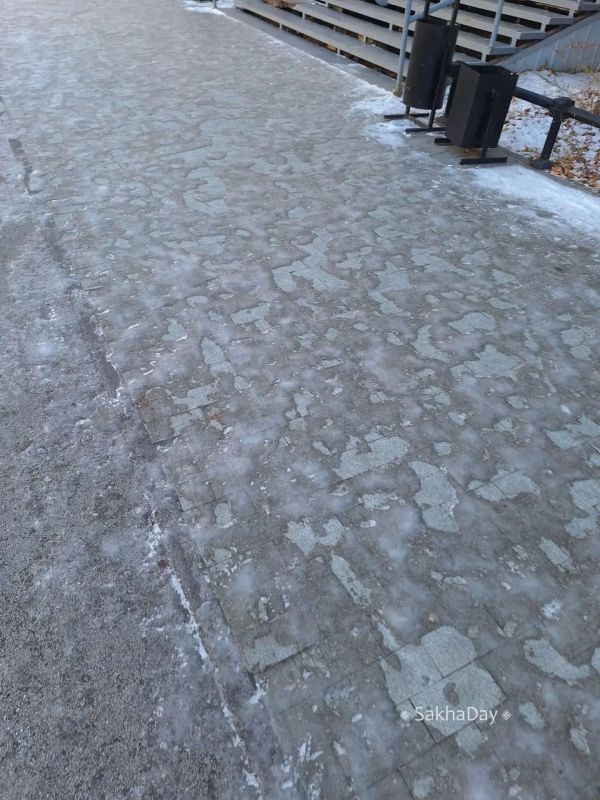 #пишут По проспекту невозможно ходить! Скользко! Не дай бог упасть, костей не соберёшь! Коммунальные службы то где наши? Не чешутся даже!