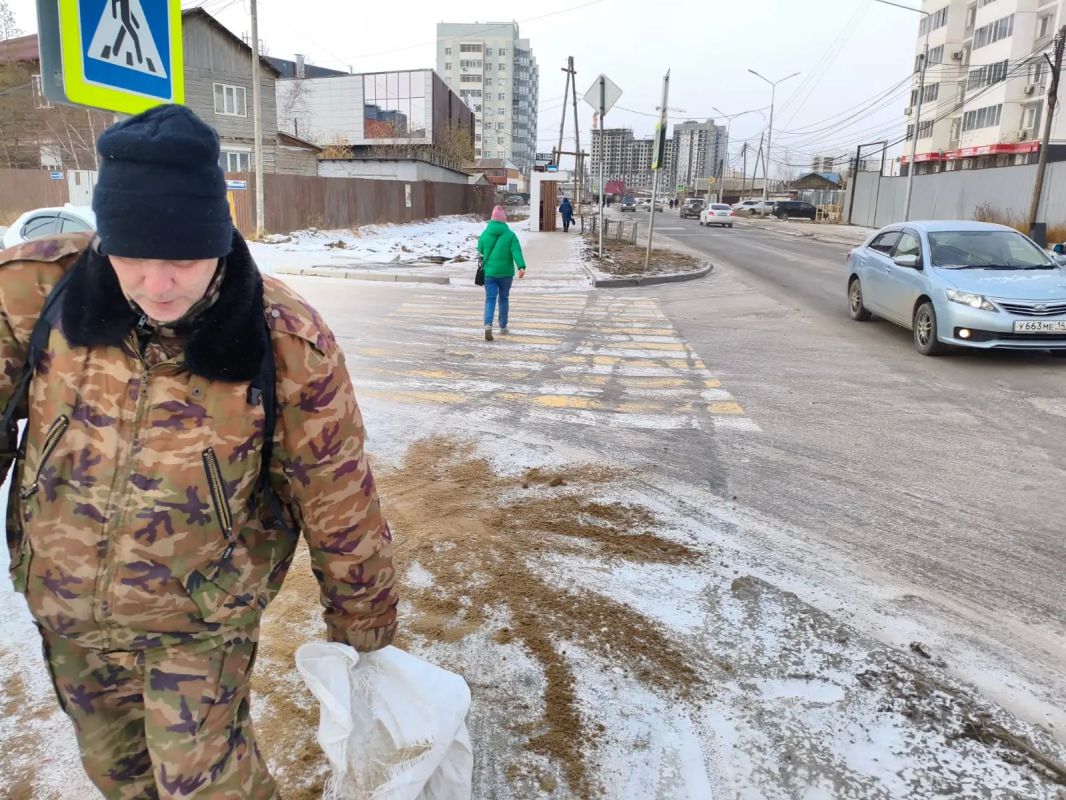 Продолжаются работы по обработке пешеходных зон противогололедными материалами Продолжаются работы по обработке пешеходных зон противогололедными материалами