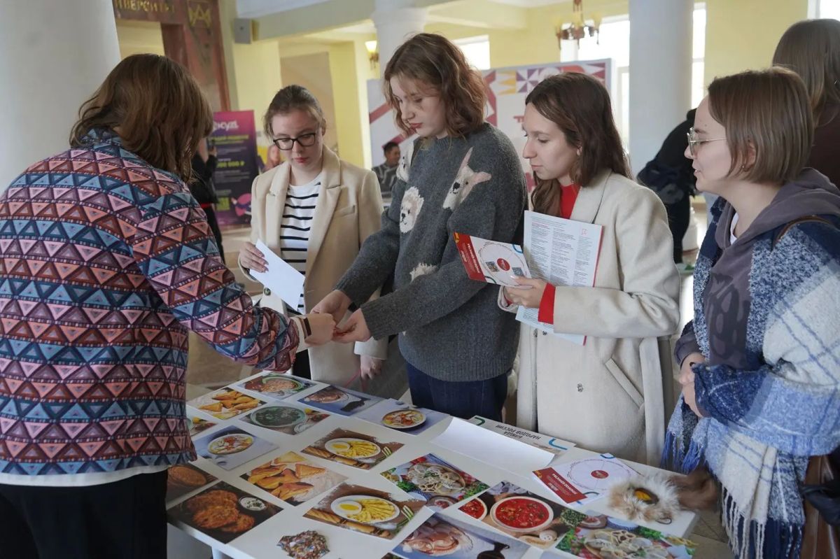В Хабаровске прошла молодёжная площадка «Этнокод единства» В Хабаровске прошла молодёжная площадка «Этнокод единства»