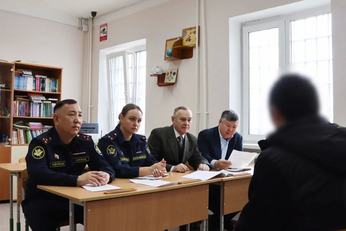 В целях осуществления общественного контроля председатель Общественной наблюдательной комиссии РС(Я) Игорь Данилов и член комиссии Александр Бердников посетили следственный изолятор