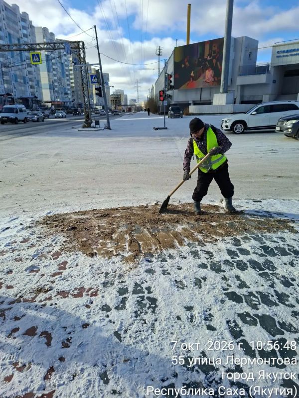 Дворники Управы продолжают отсыпку песком