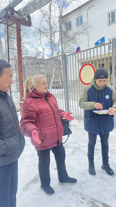 Тротуар на Дзержинского: проблему жителей обсудили прямо на месте Тротуар на Дзержинского: проблему жителей обсудили прямо на месте