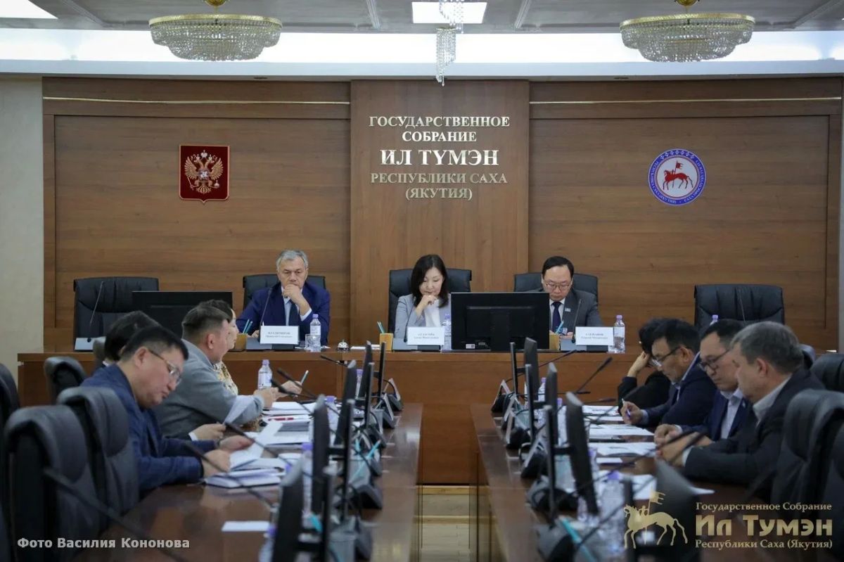 Под руководством председателя постоянного комитета по социальной политике, труду и занятости Алёны Атласовой в Ил Тумэне состоялся правительственный час, посвящённый кадровому обеспечению в условиях трансформации рынка труда