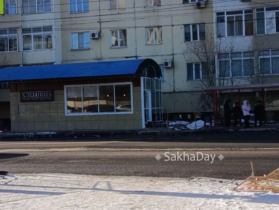 В Якутске школьники мерзнут на улице из-за позднего открытия теплой остановки В Якутске школьники мерзнут на улице из-за позднего открытия теплой остановки