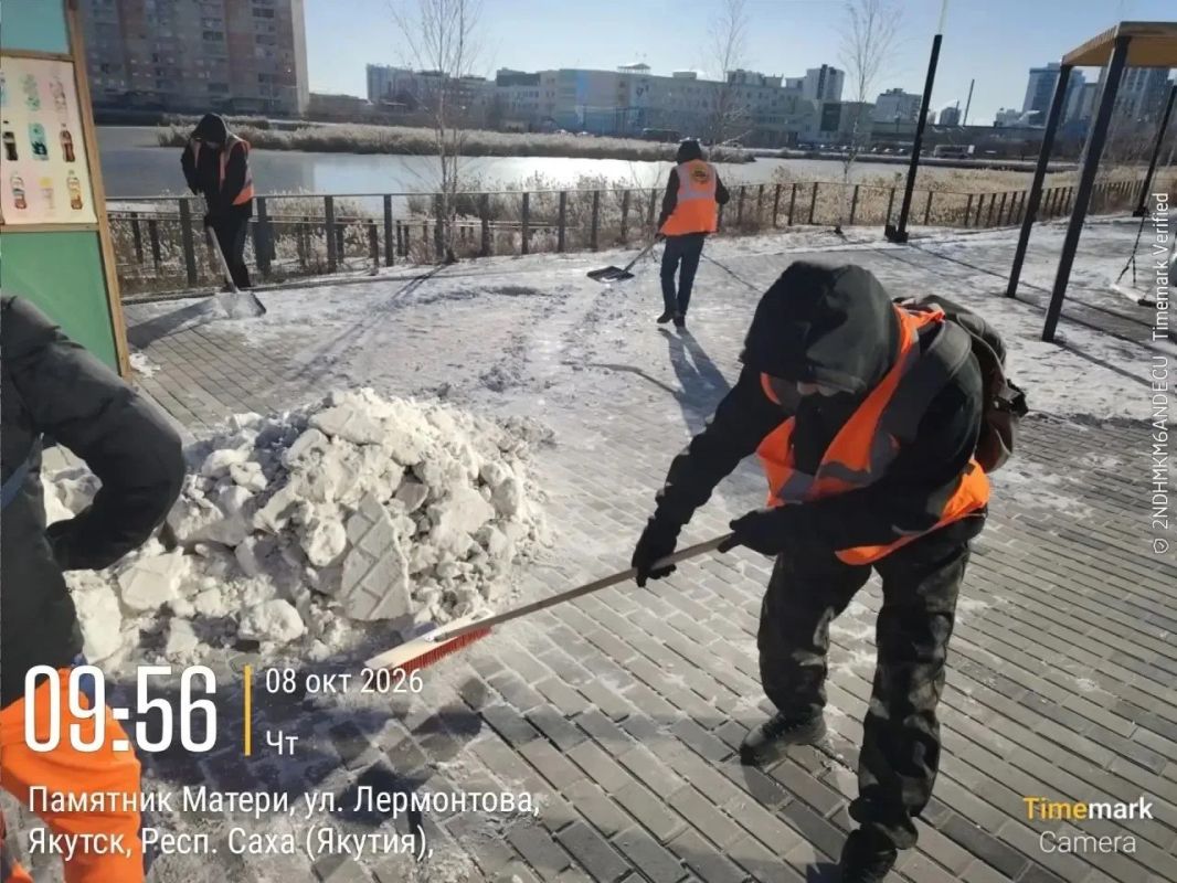 Уборка площадей. Сквер Матери
