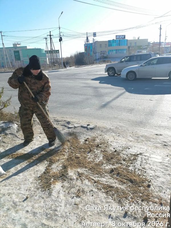 В Сайсарском округе продолжается работа по борьбе с гололедом