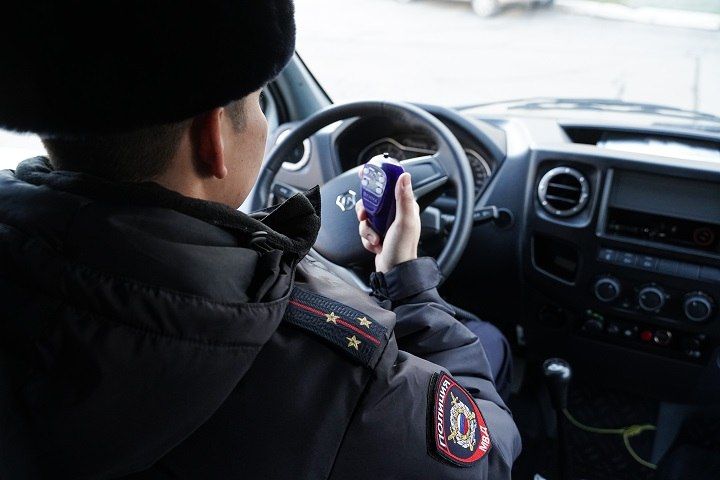 На батином «двухсотом»: В Якутске сотрудники ГАИ поймали 19-летнего пьяного водителя на чужом авто