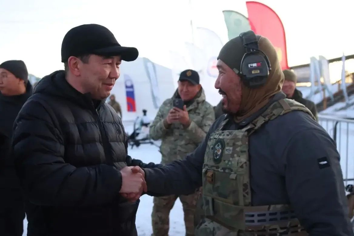 Айсен Николаев: Якутяне показывают высокое мастерство на IV Международном турнире по армейской высокоточной стрельбе памяти Фёдора Охлопкова! На первом, дневном этапе соревнований стрелок Василий Яковлев и корректировщик... Айсен Николаев: Якутяне показывают высокое мастерство на IV Международном турнире по армейской высокоточной стрельбе памяти Фёдора Охлопкова! На первом, дневном этапе соревнований стрелок Василий Яковлев и корректировщик...