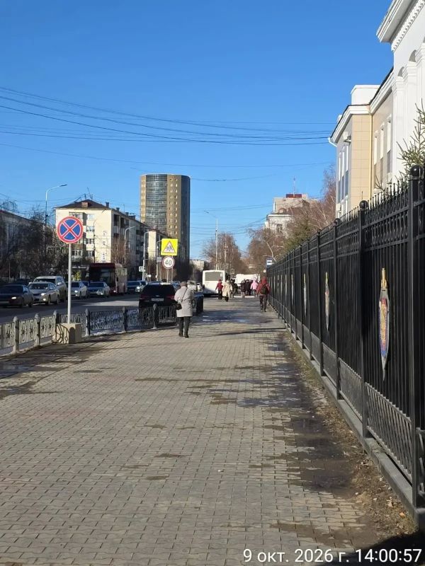 Уборка тротуаров в Губинском округе проводится силами подрядной организации Уборка тротуаров в Губинском округе проводится силами подрядной организации