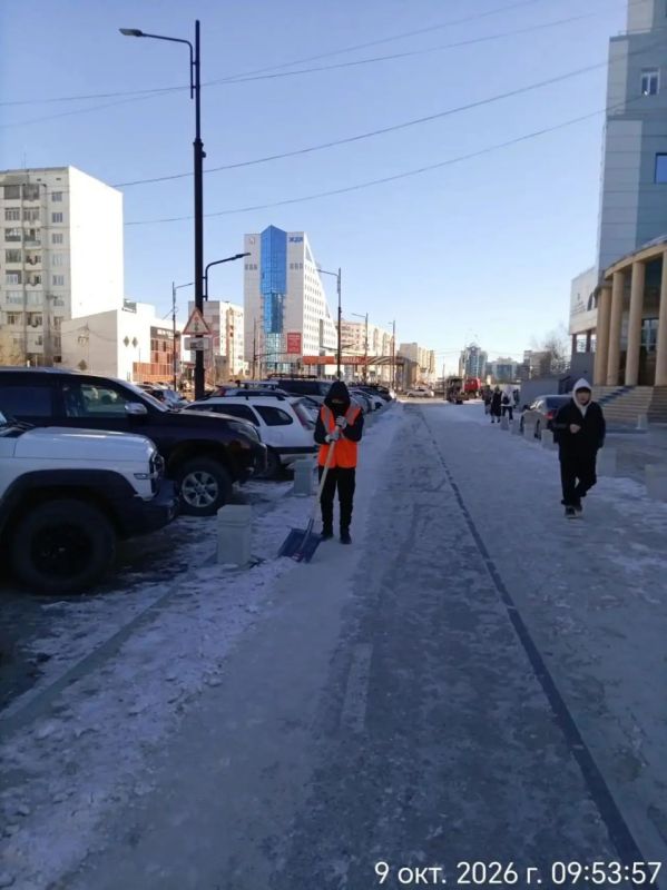 Очистка подготовка к вывозу тротуаров, проспект Ленина Очистка подготовка к вывозу тротуаров, проспект Ленина