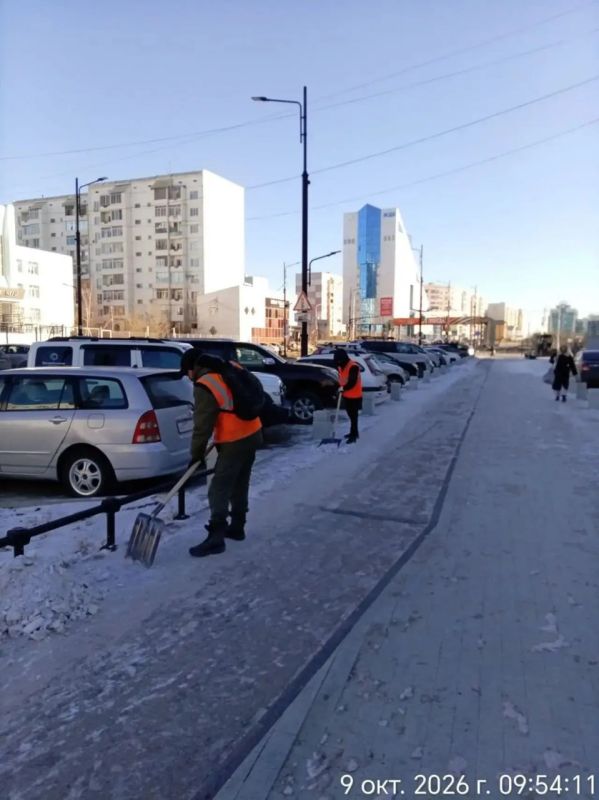 Очистка подготовка к вывозу тротуаров, проспект Ленина