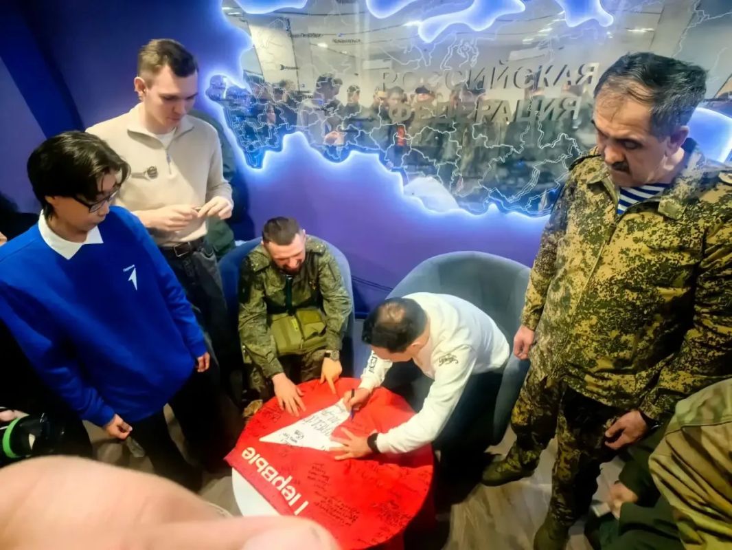 Юные стрелки Дальнего Востока, акция «Посылка солдату» и подписи на флаге Первых Юные стрелки Дальнего Востока, акция «Посылка солдату» и подписи на флаге Первых