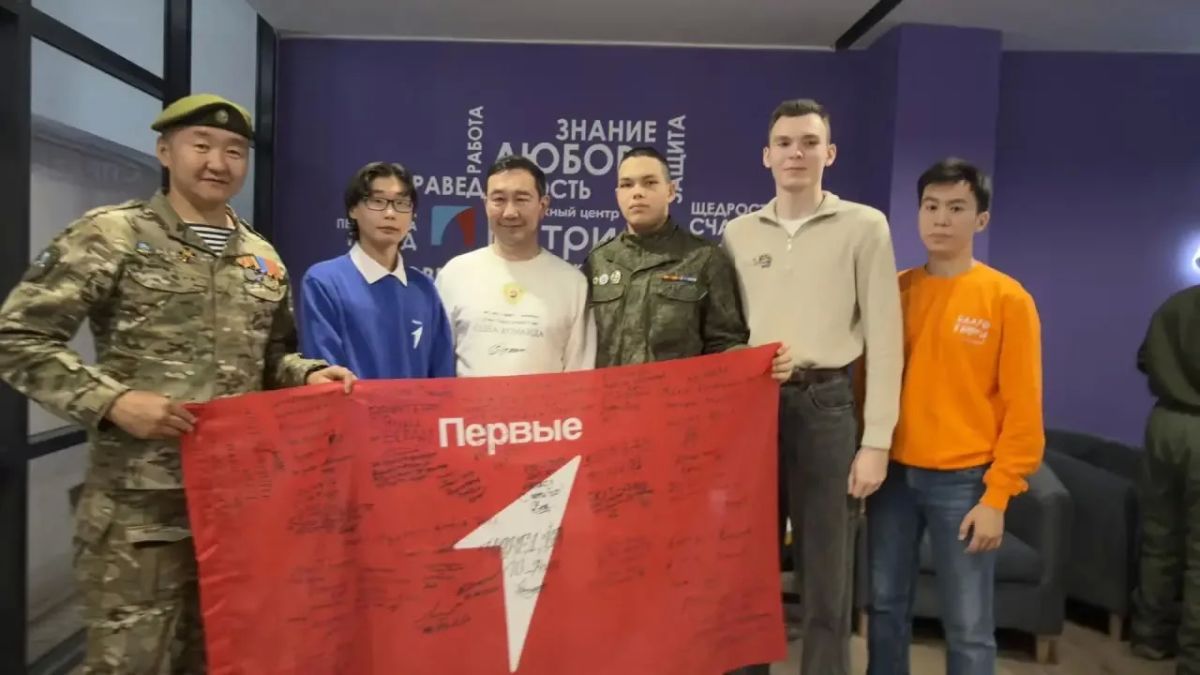 Юные стрелки Дальнего Востока, акция «Посылка солдату» и подписи на флаге Первых