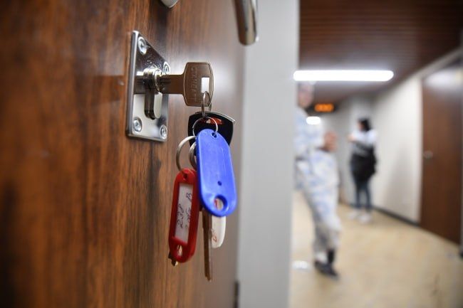 Жители аварийного общежития ТЮЗа в Якутске получат ключи до 15 октября