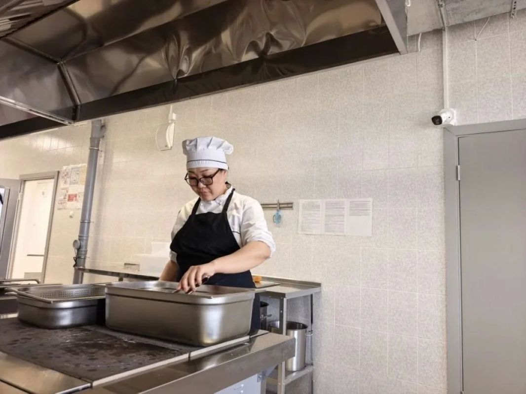 «Открытая кухня»: в Якутске родители могут в прямом эфире наблюдать за готовкой в школе