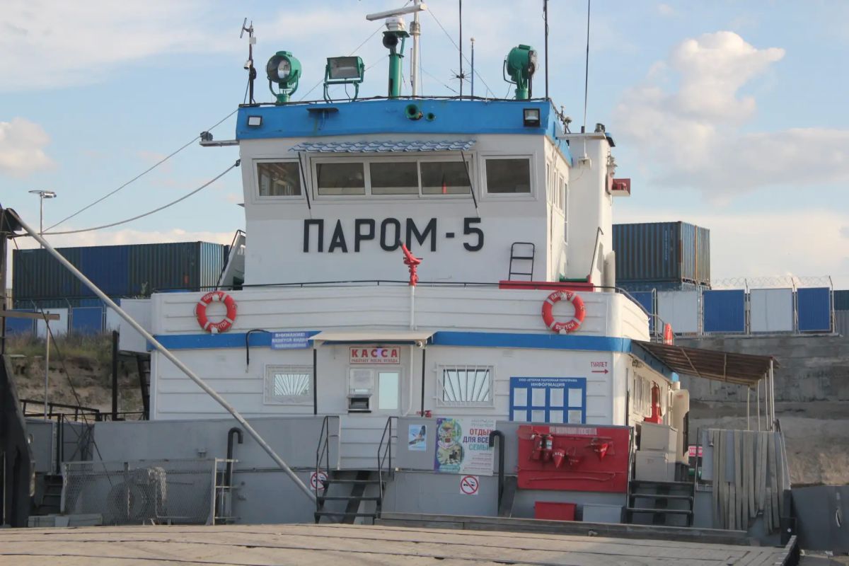 Паромные переправы на Лене в Якутии приостановлены из-за тумана