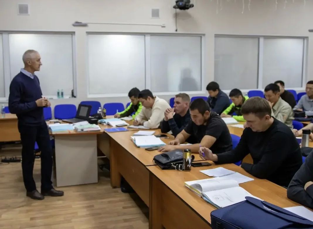 Лётчики-наблюдатели проходят повышение квалификации перед новым пожароопасным сезоном Лётчики-наблюдатели проходят повышение квалификации перед новым пожароопасным сезоном