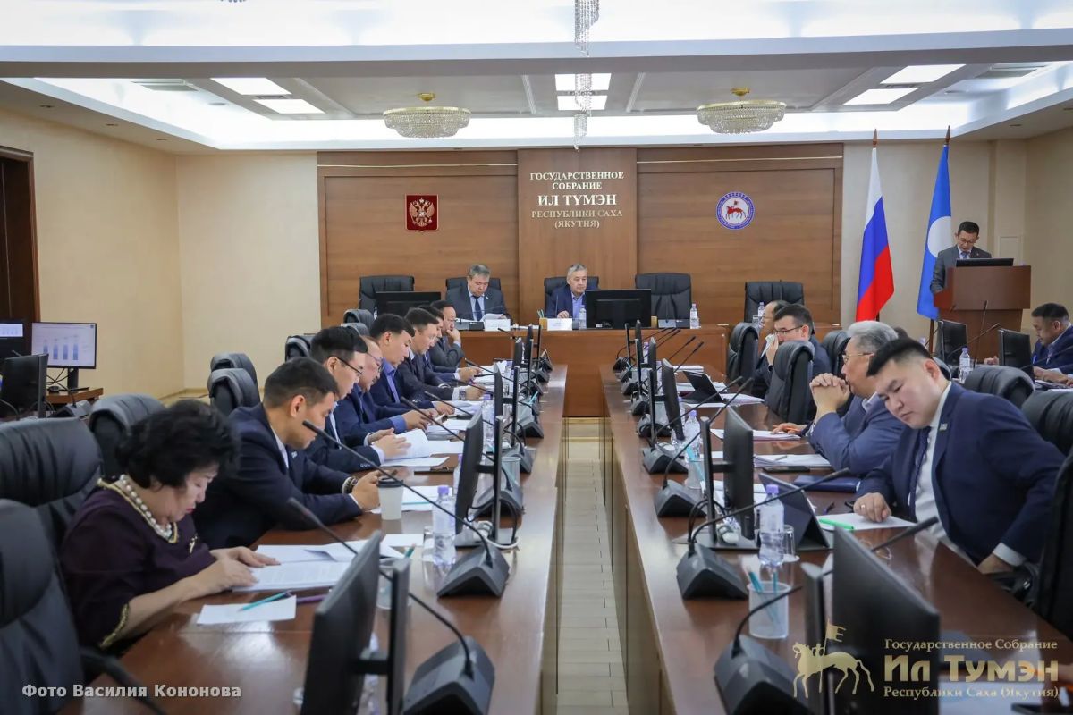 На совместном заседании депутаты комитетов по экономической, инвестиционной и промышленной политике и по строительству, жилищно-коммунальному хозяйству и энергетике Ил Тумэн обсудили приоритеты бюджета Якутии на 2027 год и...