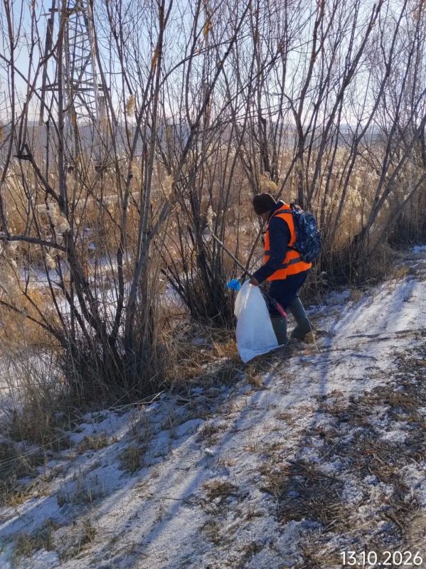 Муниципальные дворники Управы Гагаринского округа проводят работы по уборке случайного мусора на территории округа, а также проводятся антигололедные мероприятия на пешеходных переходах и местах массового скопления людей