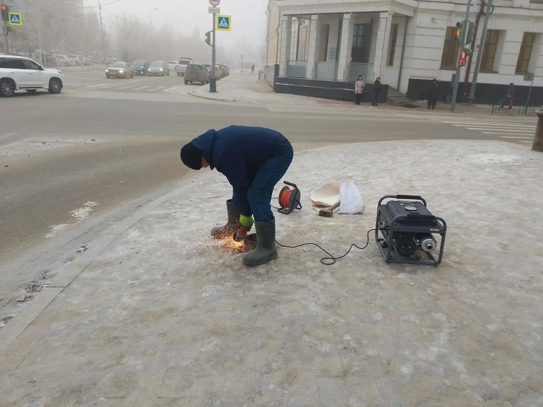 В Октябрьском округе срезают опасный металл, мешающий людям и машинам
