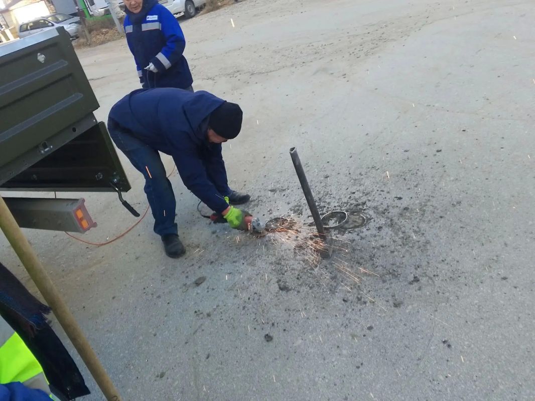 В Октябрьском округе срезают опасный металл, мешающий людям и машинам В Октябрьском округе срезают опасный металл, мешающий людям и машинам
