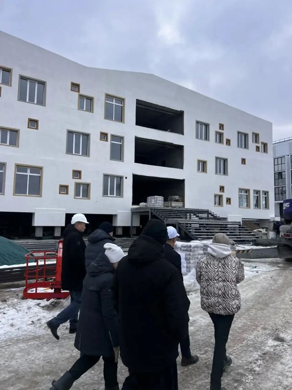 Виктор Романов провёл рабочий выезд на строящиеся объекты Якутска Виктор Романов провёл рабочий выезд на строящиеся объекты Якутска
