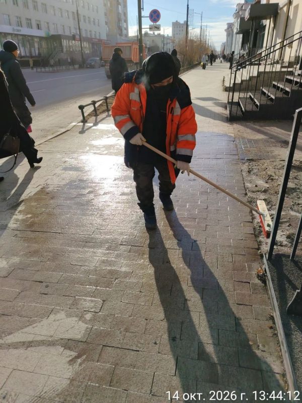 Проведены работы по мойке тротуара, пр. Ленина
