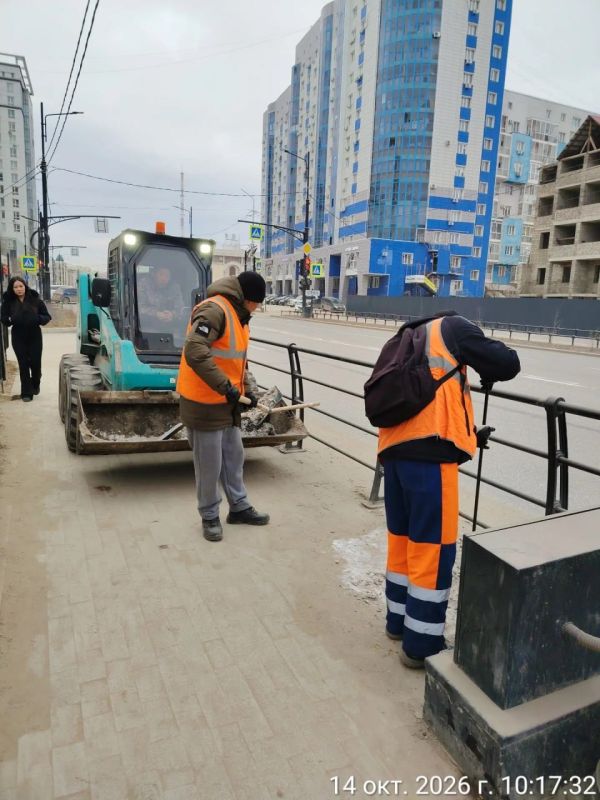 Вывоз снега с тротуаров, пр. Ленина Вывоз снега с тротуаров, пр. Ленина