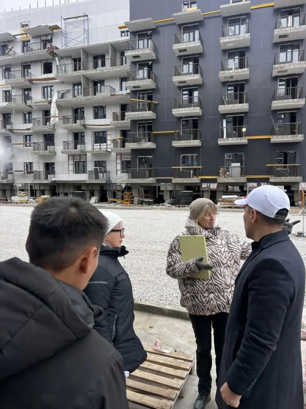 Виктор Романов провёл рабочий выезд на строящиеся объекты Якутска Виктор Романов провёл рабочий выезд на строящиеся объекты Якутска