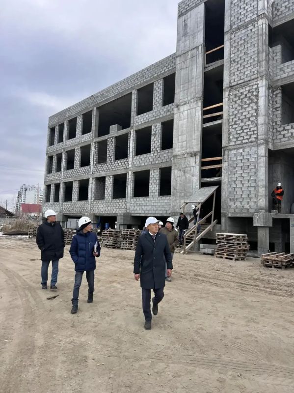 Виктор Романов провёл рабочий выезд на строящиеся объекты Якутска Виктор Романов провёл рабочий выезд на строящиеся объекты Якутска