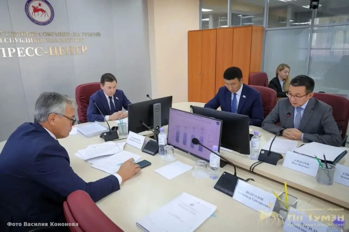 Министерство финансов Якутии продолжает работу с депутатами Ил Тумэн