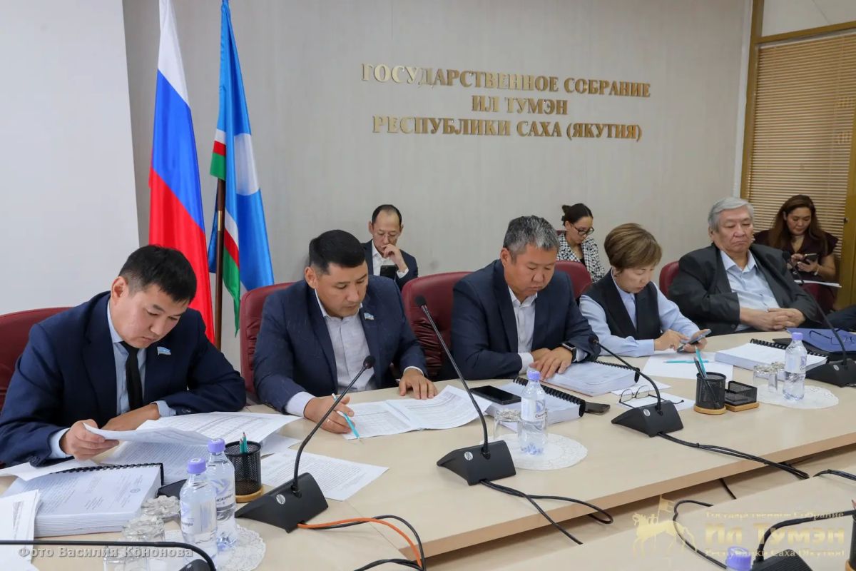 На совместном заседании комитетов Ил Тумэна по вопросам коренных малочисленных народов Севера и делам Арктики и по предпринимательству и туризму рассмотрели проект госбюджета Якутии на 2027–2029 годы На совместном заседании комитетов Ил Тумэна по вопросам коренных малочисленных народов Севера и делам Арктики и по предпринимательству и туризму рассмотрели проект госбюджета Якутии на 2027–2029 годы