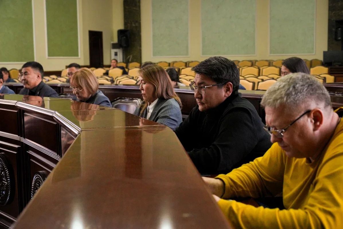 Перед сессией Якутской городской Думы встретился с депутатами Перед сессией Якутской городской Думы встретился с депутатами