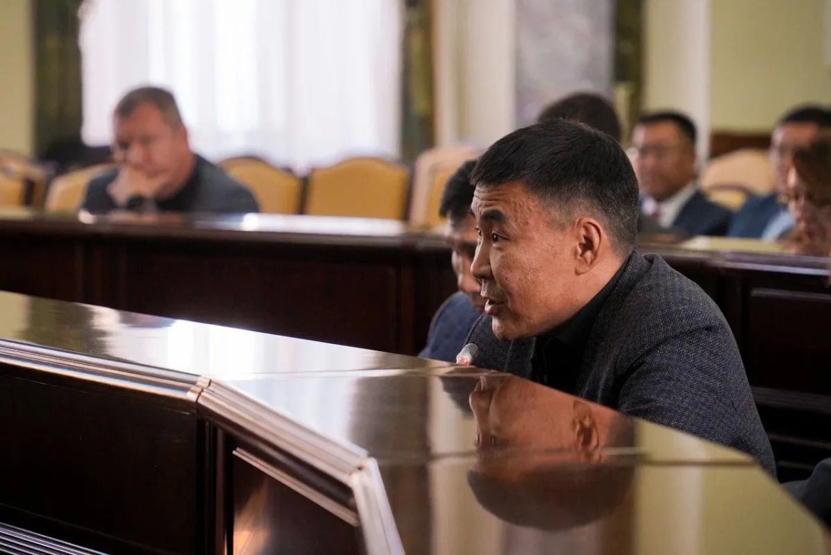 Перед сессией Якутской городской Думы встретился с депутатами Перед сессией Якутской городской Думы встретился с депутатами