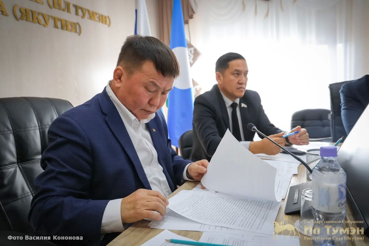 На заседании комитета Ил Тумэна по культуре и СМИ при рассмотрении проекта госбюджета Якутии на 2027–2029 годы депутаты выразили обеспокоенность недостаточным финансированием государственных СМИ