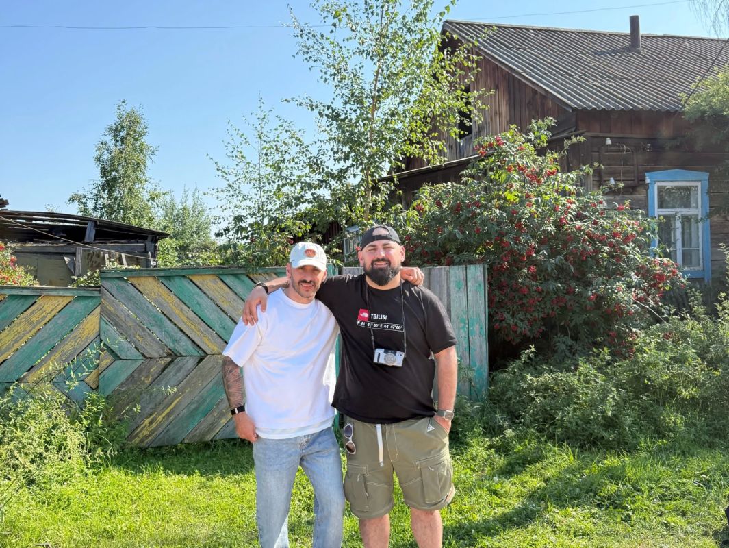 Рэпер L’One спустя 30 лет вернулся в село Дельгей в Якутии, где прошло его детство Рэпер L’One спустя 30 лет вернулся в село Дельгей в Якутии, где прошло его детство