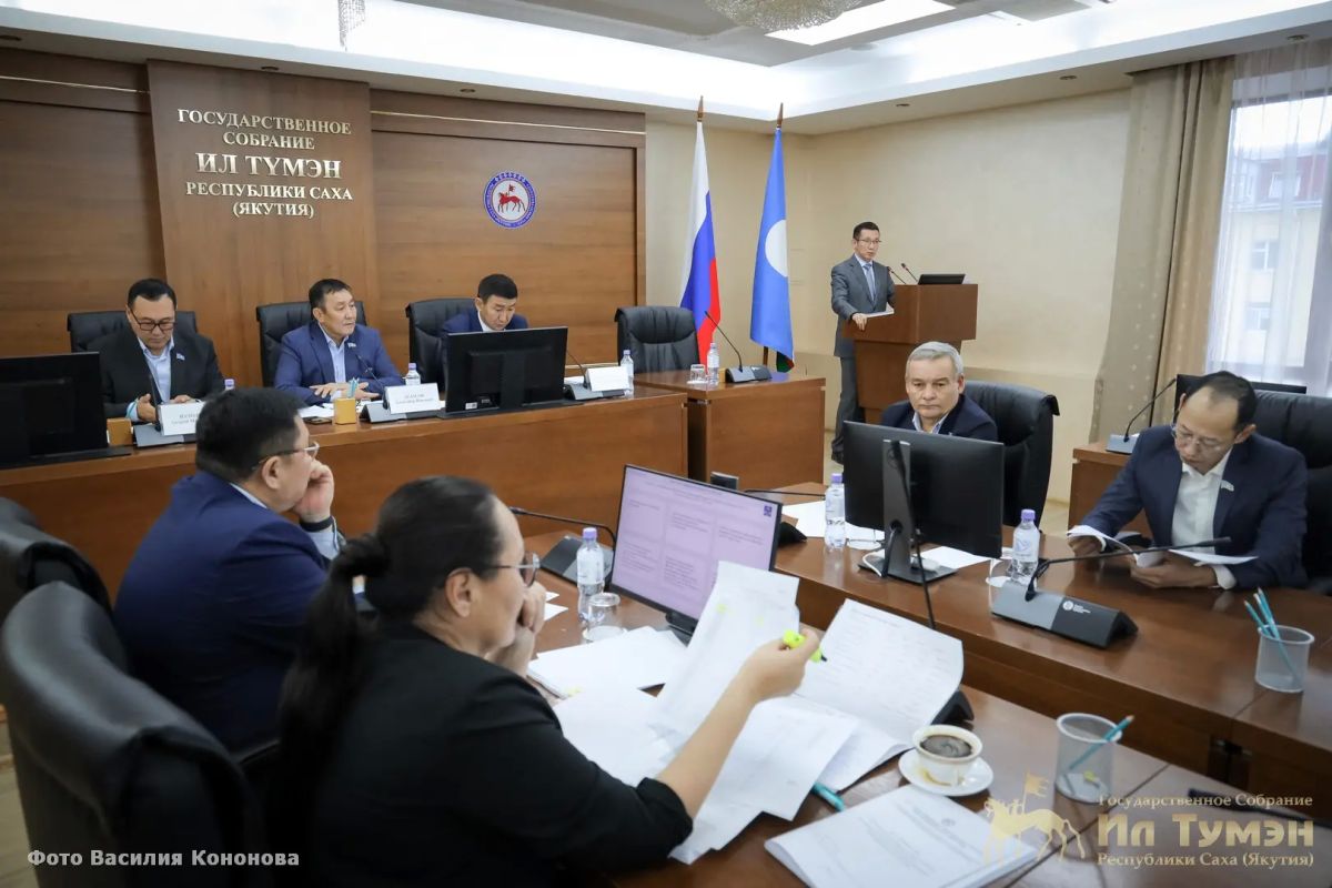 На совместном заседании комитетов Ил Тумэна по селу и аграрной политике и по земельным отношениям, природным ресурсам и экологии рассмотрели финансирование отраслей на 2027–2029 годы