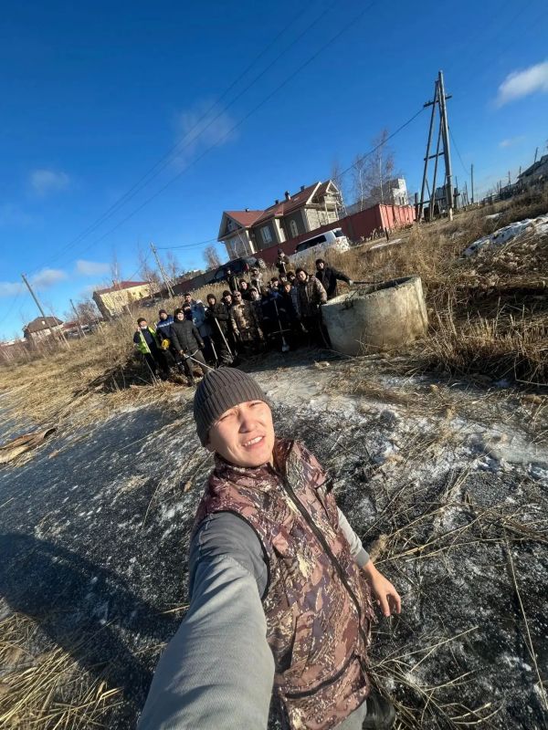 Сегодня сотрудники ДЮСШ города вместе с Управлением спорта вышли на субботник у озера Тёплое Сегодня сотрудники ДЮСШ города вместе с Управлением спорта вышли на субботник у озера Тёплое
