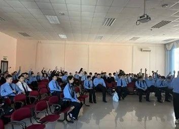 Будущие железнодорожники Якутии сыграли в медиа-квиз с Центром занятости: как легально заявить о себе на рынке труда Будущие железнодорожники Якутии сыграли в медиа-квиз с Центром занятости: как легально заявить о себе на рынке труда