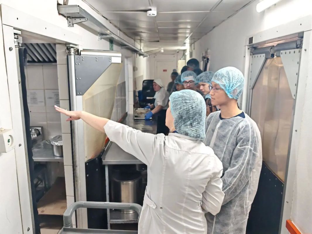 Мир авиации изнутри: в аэропорту Якутск прошел профтур для детей участников СВО Мир авиации изнутри: в аэропорту Якутск прошел профтур для детей участников СВО