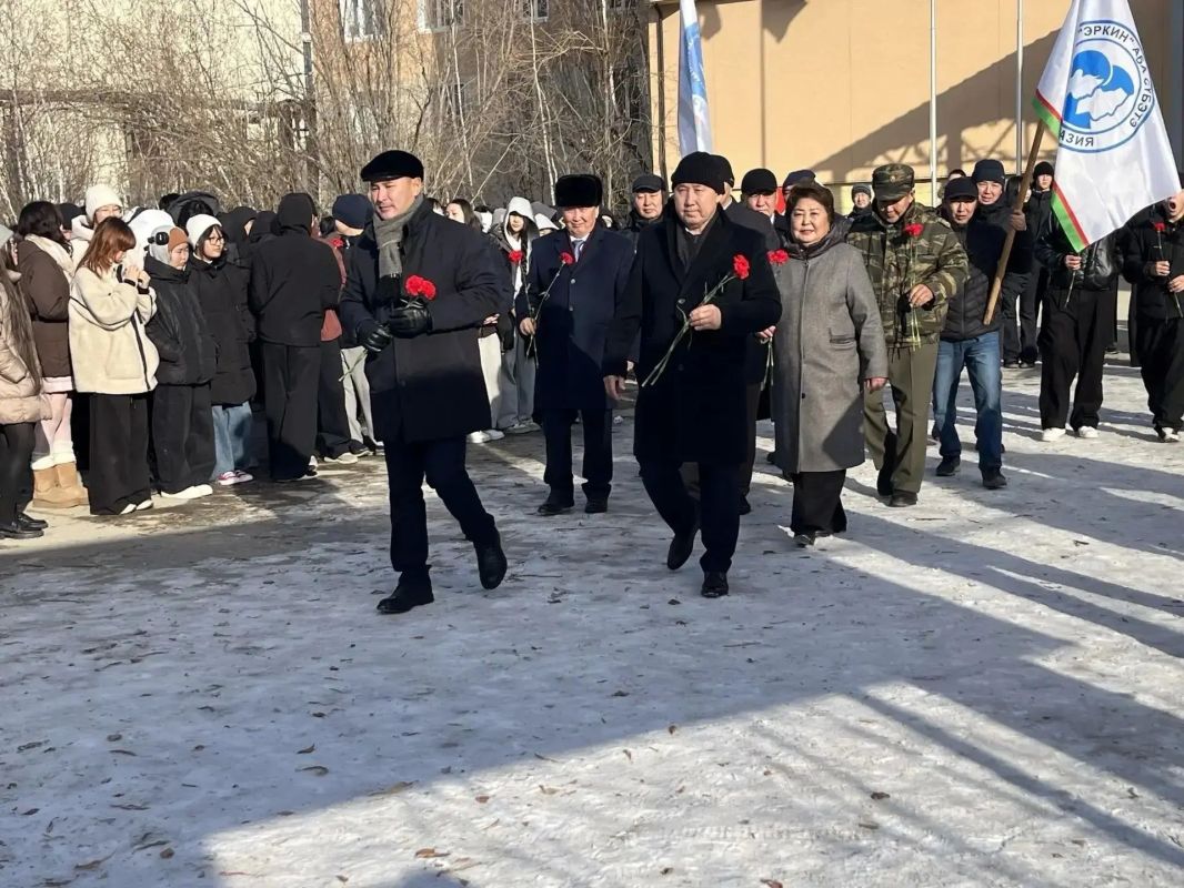 В Якутске возложили цветы к стеле «Отец и сын» В Якутске возложили цветы к стеле «Отец и сын»