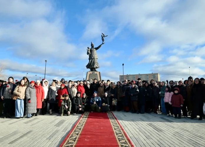 В Якутске возложили цветы к памятнику Матери