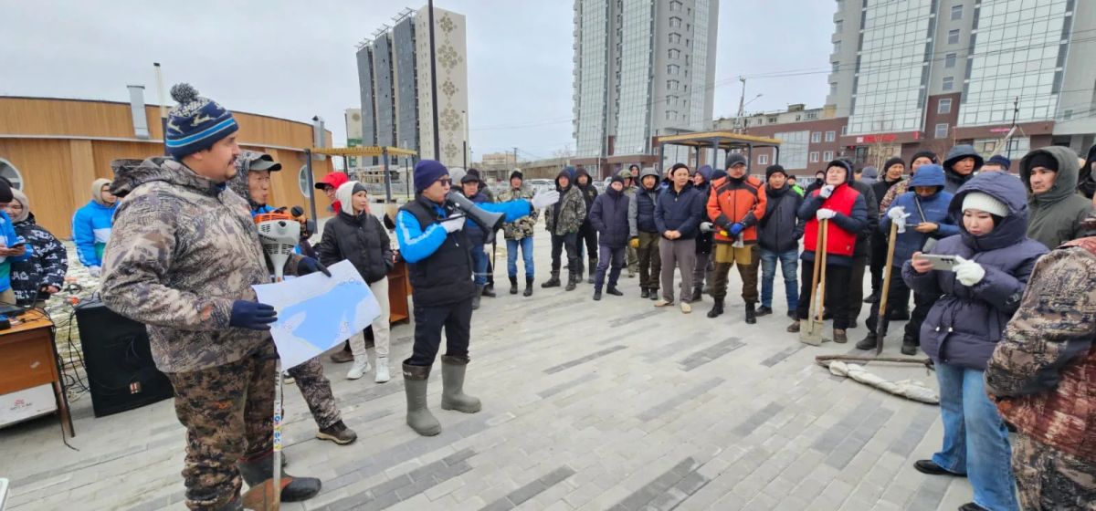 Совет отцов Якутска вышел на озеро Сайсары: мужчины города косят камыш, чтобы спасти водоемы Совет отцов Якутска вышел на озеро Сайсары: мужчины города косят камыш, чтобы спасти водоемы