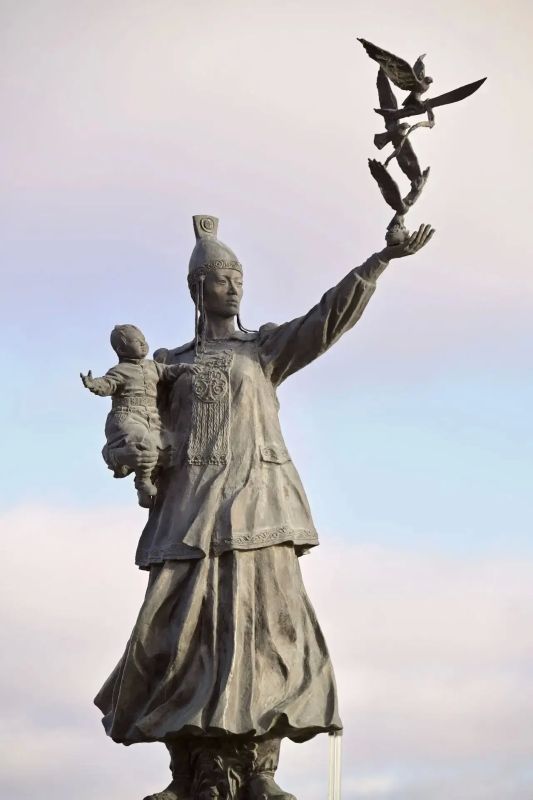 Сегодня мы отмечаем два важных для общества праздника: День матери в Якутии и День отца в России