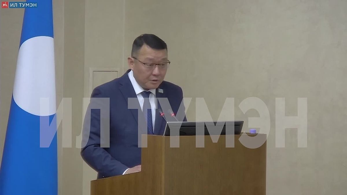 На круглом столе в Ил Тумэне министр ЖКХ и энергетики Республики Саха (Якутия) Вячеслав Емельянов выступил с докладом «Об обеспеченности населённых пунктов РС(Я) топливно-энергетическими ресурсами»