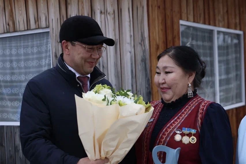 Айсен Николаев: В селе Эмиссы Амгинского улуса встретился с большой замечательной семьёй Устиновых Айсен Николаев: В селе Эмиссы Амгинского улуса встретился с большой замечательной семьёй Устиновых